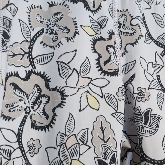 Athleta Affirmation 7/8 Floral Leggings in White Size Medium - Picture 9 of 12